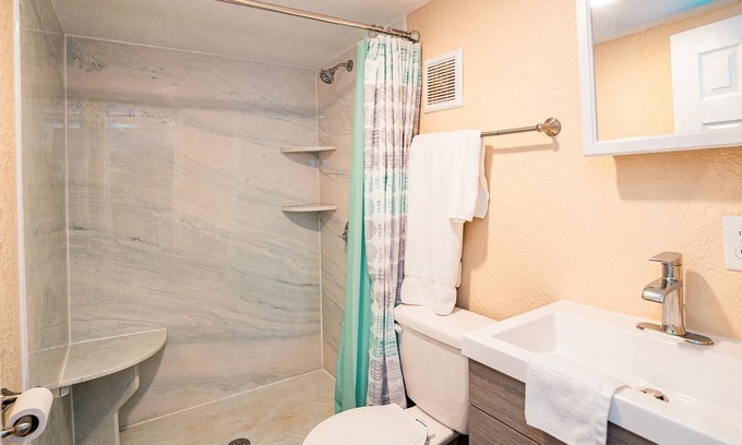 Brazoria Cabin | Custom 3 bedroom cabin w/ stone walk-in shower - Close to the San Benard River