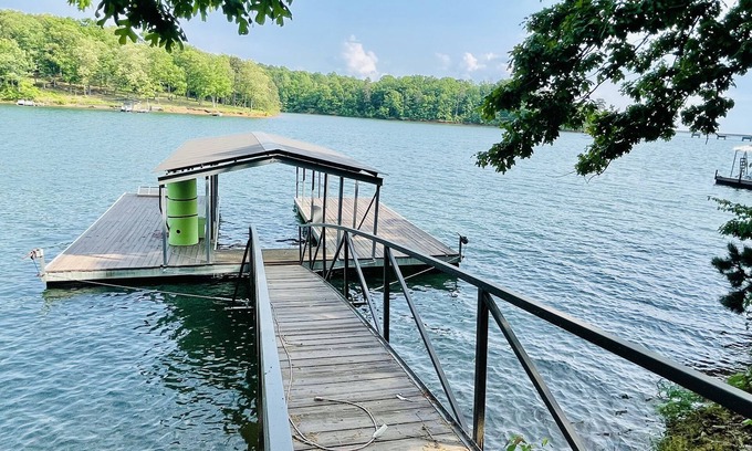 Anderson Cottage | Cute Cottage on Lake Hartwell w/covered slip dock