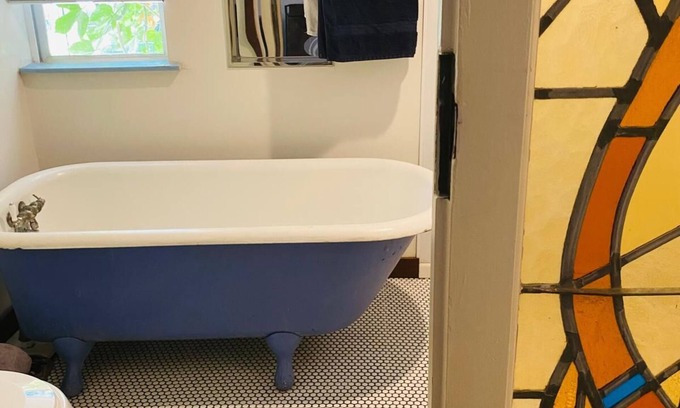 North Hollywood Apartment | Cute little space in Noho Arts district near attractions, metro station