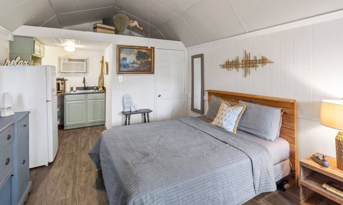 Oil City Apartment | Cypress Chalet~Caddo Lake Cabin with Kayaks