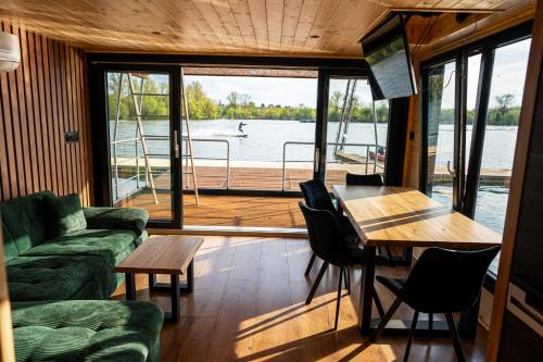 Borek Boat Rental | House Boat s výhledem na Wake Port
