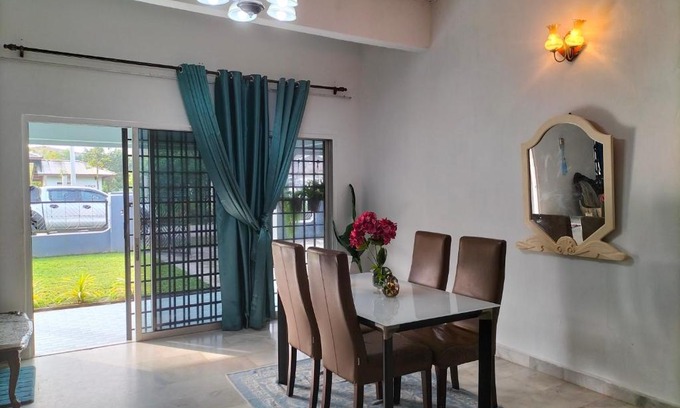 Benut House | D'Aman Guesthouse Pontian