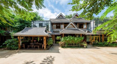 Jinghong Hotel | Dai House in Xishuangbanna Village