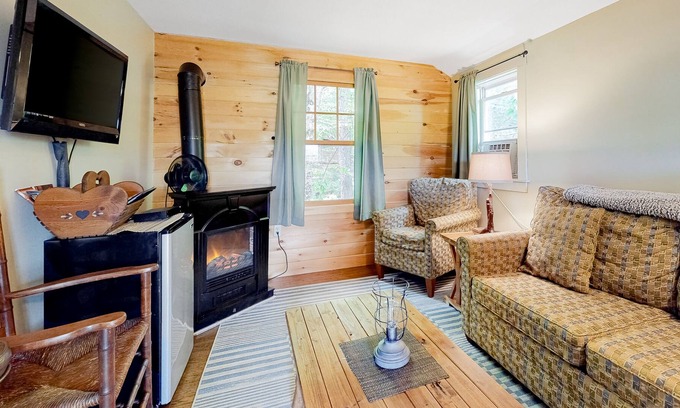 Thornton Cabin | Darling cottage near the river with WiFi, pool, firepit & tennis