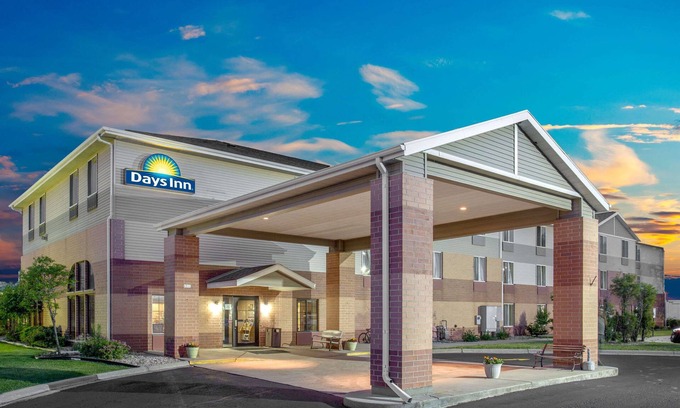 Windsor Hotel | Days Inn by Wyndham Madison NE/Windsor