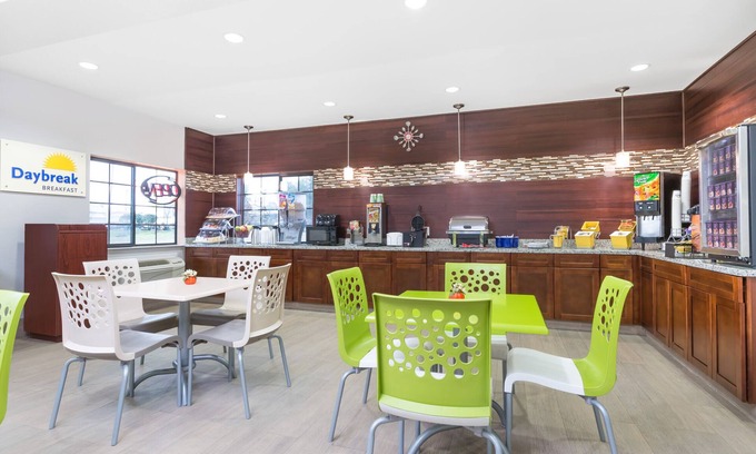 Madisonville Hotel | Days Inn & Suites by Wyndham Madisonville