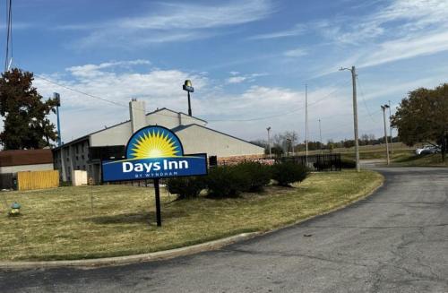 Caseyville Hotel | Days Inn & Suites by Wyndham Caseyville