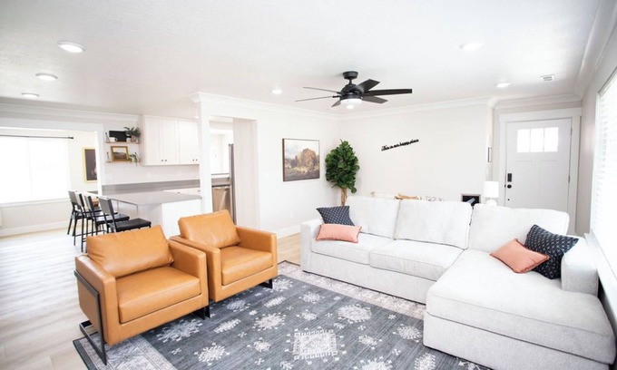 Dayton House | Dayton Diamond- Sleeps 10, Peaceful setting, Game room, Chef's kitchen!