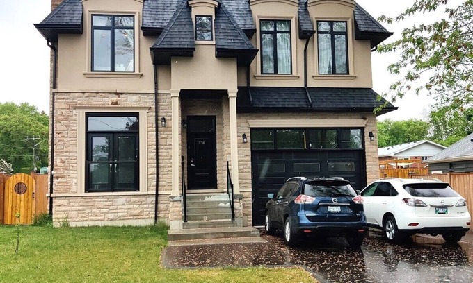 Pickering House | Dazzling Modern Home Next to Beach & Go Station