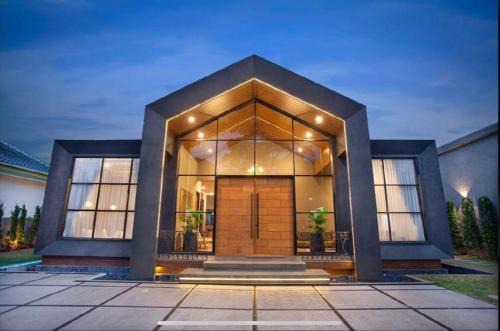 Cisarua Villa | De Black Challet Villa