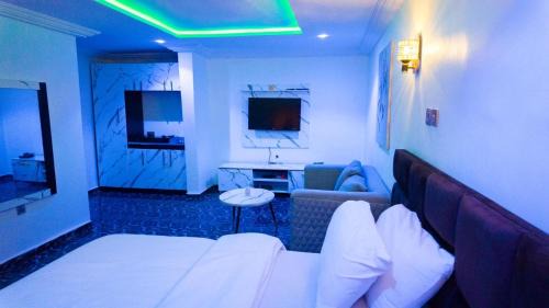 Gwarinpa Estate Hotel | De Mayafolo Suite