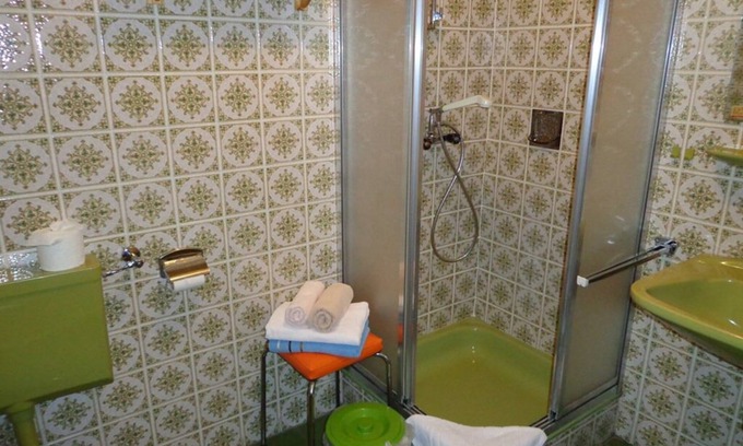 Rittsteig Apartment | Gemütliches Mehrbettzimmer mit Panoramablick in den Hohenbogenwinkel