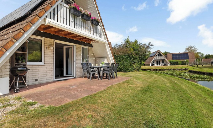 Den Velde House | De Steenhoeve - 6 pers. vacation home at fishpond on vacation park 't Hooge Holt