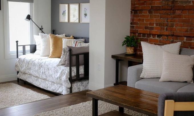 Stratford Apartment | Debonaire Suite: Modern - Calm - Downtown