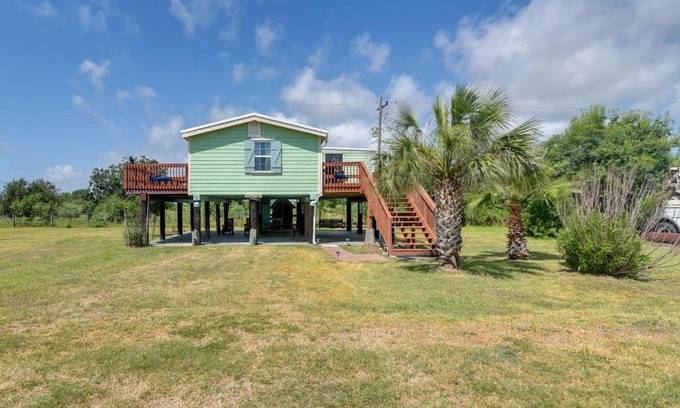 Crystal Beach House | Deck and Grill Sunny Cottage in Crystal Beach!