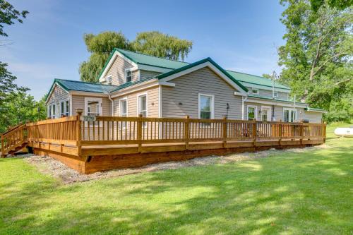 Ovid House | Deck and Hot Tub Pet-Friendly Seneca Lake Home!