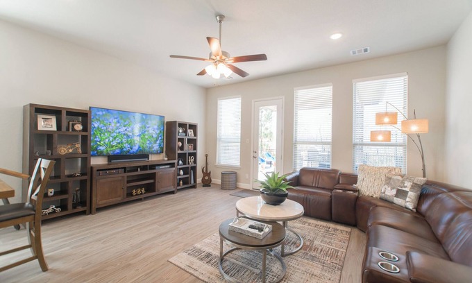 Conroe House | Deck, Private Gym & Comm Pools near Woodlands Mall