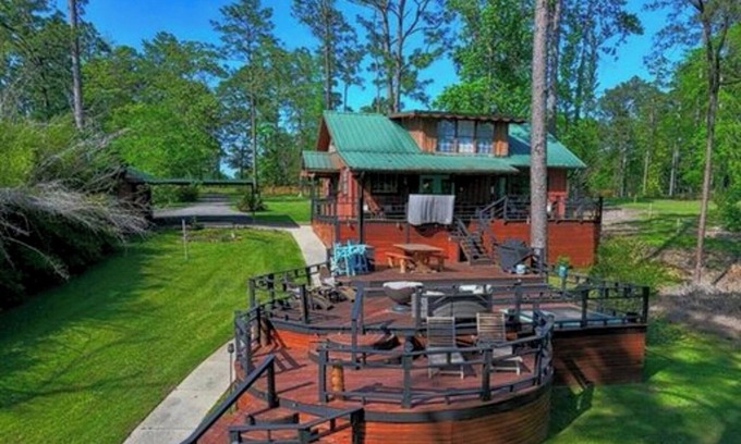 South Toledo Bend House | Decked Out was chosen by it's new owners for it's long history of great reviews.