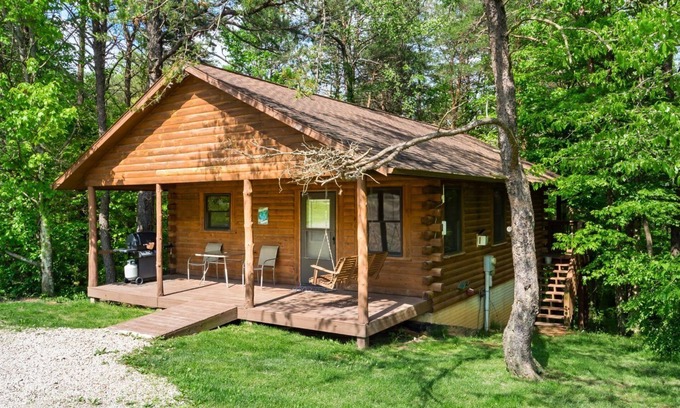 Logan Cabin | Deer Run one-bedroom cabin up to 4 guests, 65 acres 1/2 mile from Old Man's Cave