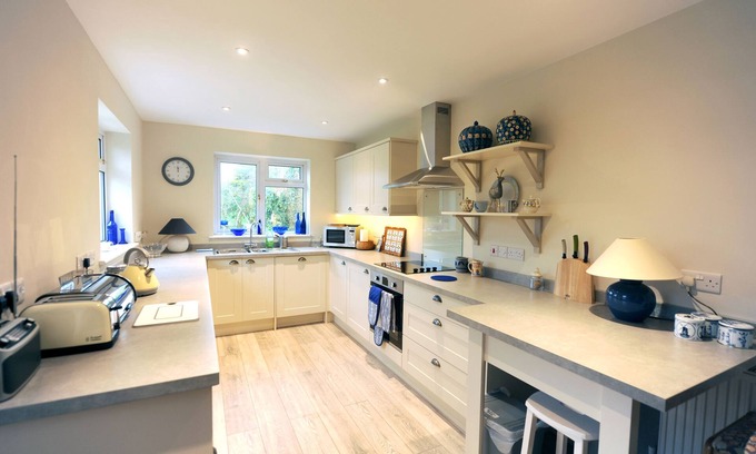 Edenbridge House | Delightful and beautifully proportioned cottage.