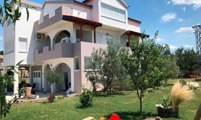 Razanac Apartment | Delightful Apartment in Radovin with Garden