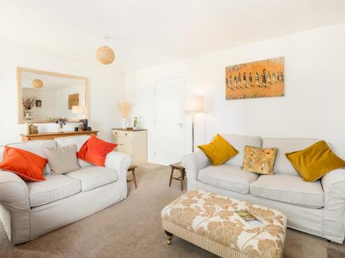 Moreton-in-Marsh House | Delightful home Sunroom Garden Parking Pass the Keys