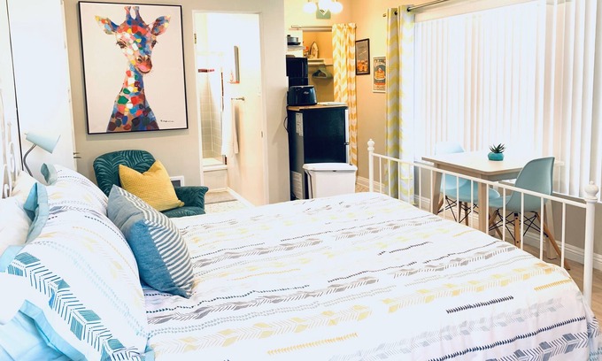 Palms Apartment | Delightful Palms Studio Apartment.