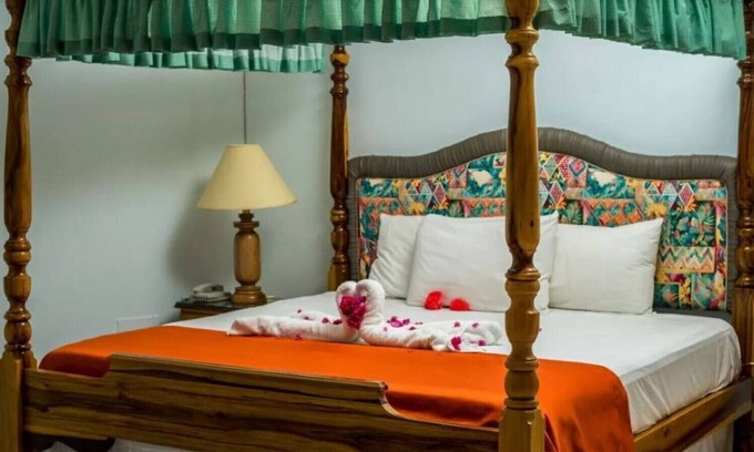 Runaway Bay Resort | Deluxe Double Room, 1 King Bed, Garden View