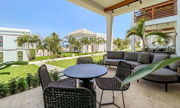 Pristine Bay Hotel | Deluxe Room at Las Verandas