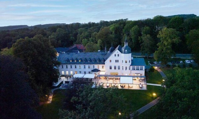 Moehnesee Apartment | Deluxe suite with lake view