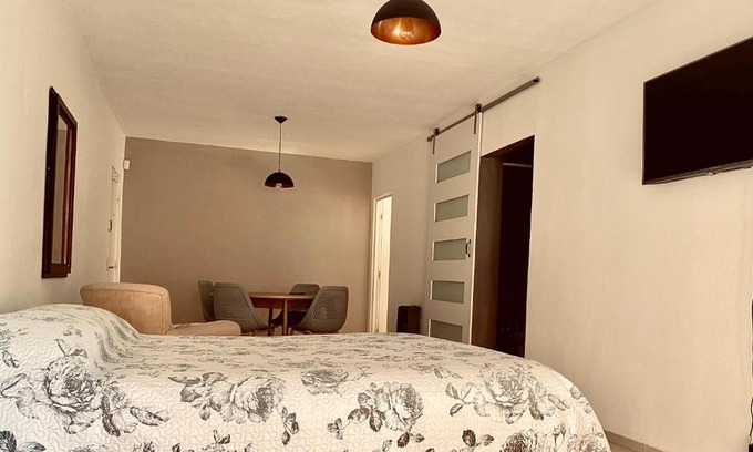 San Juan Apartment | Departamento amplio, muy bien ubicado, dos ambientes, separado cocina y baño, el barrio no es lindo pero las instalaciones perfectas y li