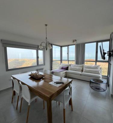 Partido de Monte Hermoso Apartment | Departamento de lujo frente al mar con vista panorámica, pileta y cochera privada