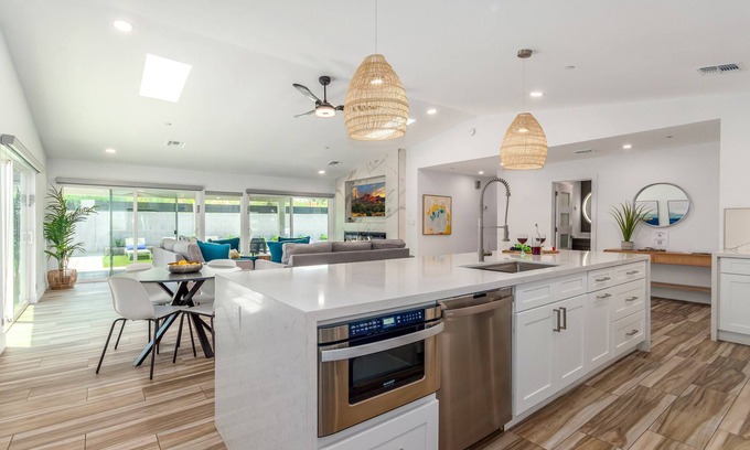 Casa Del Mar Cottage | Desert Daze - Sparkling Pool - Mins to Old Town