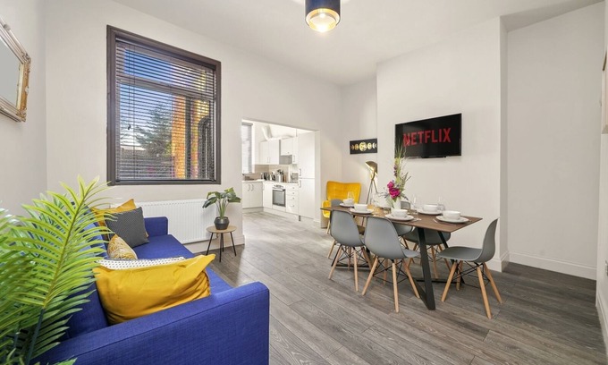 Golborne Cottage | Desert Orchid Cottage by Stone Pit Apartments