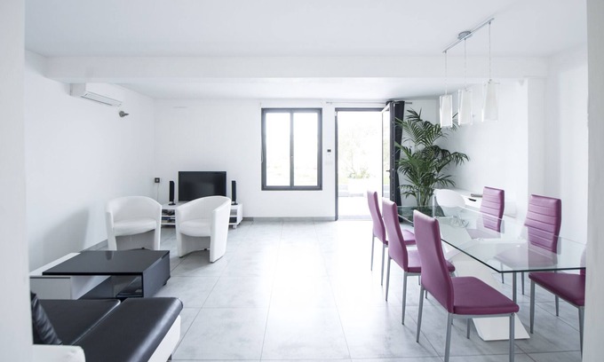 8th Arrondissement Apartment | Design apartment with garden in a villa in Marseille, Pointe Rouge harbour