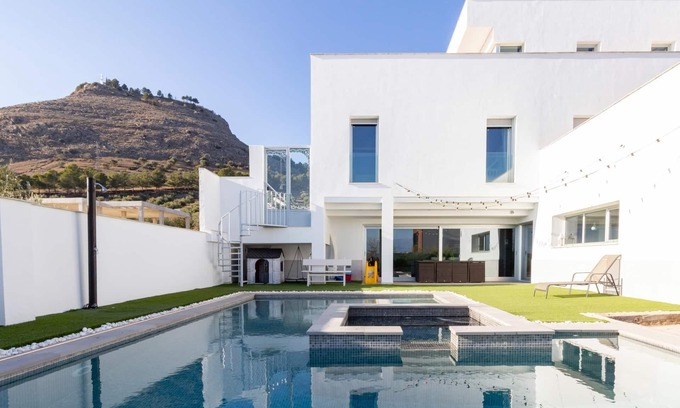Atarfe Villa | Design villa with garden, pool and fantastic views