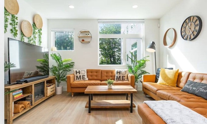 Cascade House | Designer 3B3B in Capitol Hill Pet Friendly