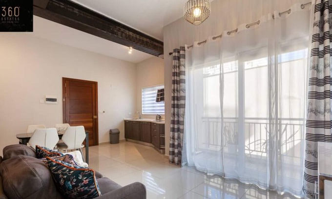 Ta' Giorni Apartment | Designer APT with comfy SOFA, LARGE TV, 2 KING BDS
