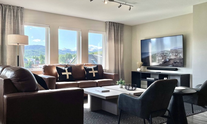 Crested Butte Condo | Designer Condo #5, Epic Views, Hot Tub, 75" & 55" TVs, Sonos, Free Winter Bus