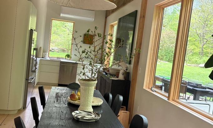 Patterson House | Designer home on a stream with AC and WiFi in Patterson