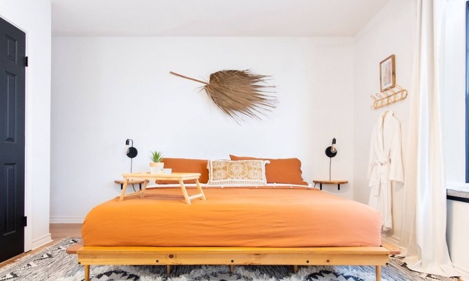 Flour Bluff House | Designer Oasis: King Bed | Tranquil Backyard