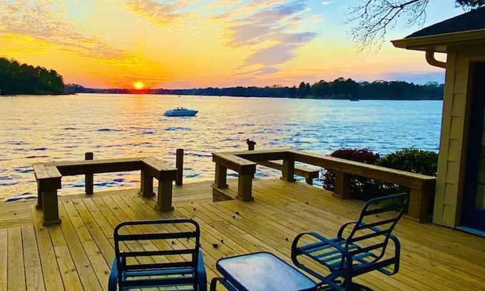 Mid America Cottage | Designer-styled waterfront cottage 5 min to Races