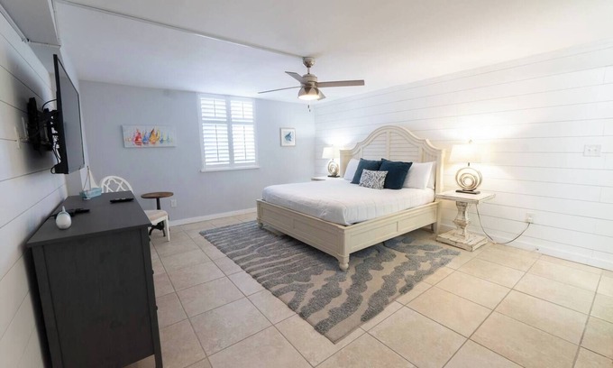 Holiday Isle House | Destin Condo: Pool, Private Beach, Gear Included