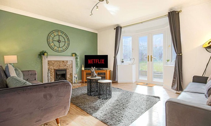 Bletchley House | Detached House - Free Parking, Fast Wifi & SmartTV