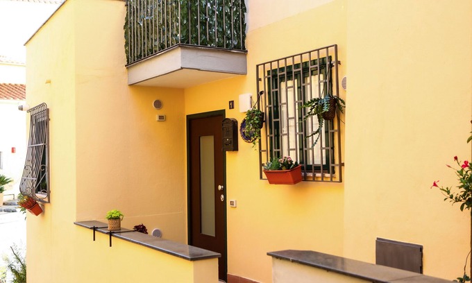 Historical Downtown Salerno Apartment | Detached house in the historic center - Amalfi Coast