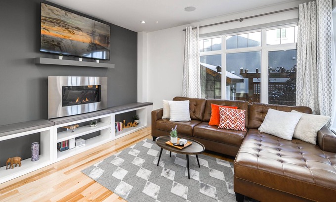 Rosscarrock House | Detached, Luxury, mins to DT & Walking distance to C-train!