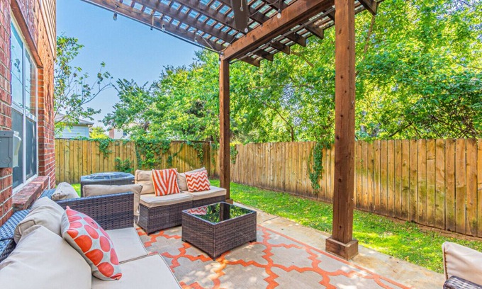 Dallas Apartment | DFW Oasis! Near Reunion Tower - Great for Groups!