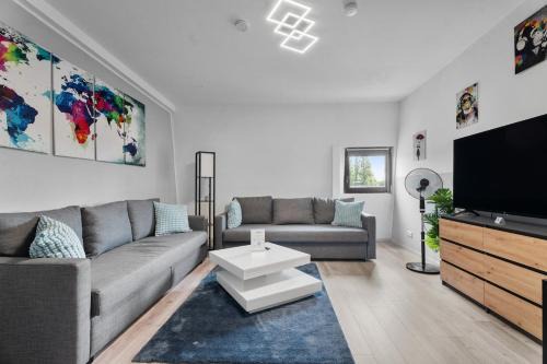 Ruhrort Apartment | DG - Einfach aber sehr komfortabel - Wohnung für bis zu 12 Personen - Gruppen, Messe, Monteure, Studenten - Voll ausgestattet - 3 Smart-TV 55 Zoll Netflix, 1000 Mbit WLAN, voll ausgestattete Küche