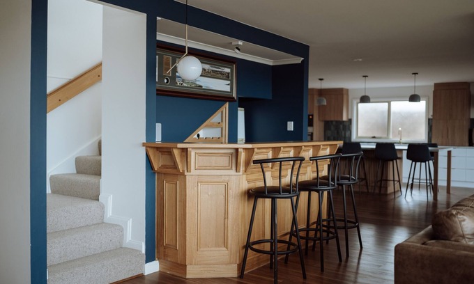 Greens Beach House | Direct Beach Access, Family-Friendly Oasis with Netflix, Apple TV, and Wi-Fi