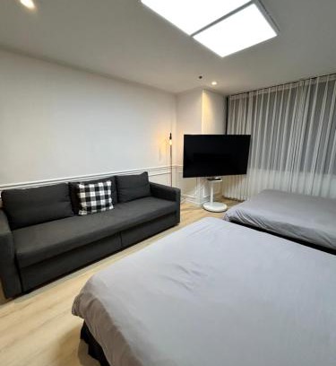 Mapo Apartment | Direct Elevator to Hongik Univ Station, Exclusive 10yr Local Food Guide, NEW by 13yr Superhost, Professionally Maintained